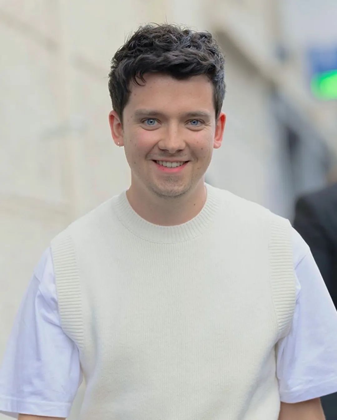 他出演《性教育》四年，颜值悄悄变残，网友叹一胖毁所有