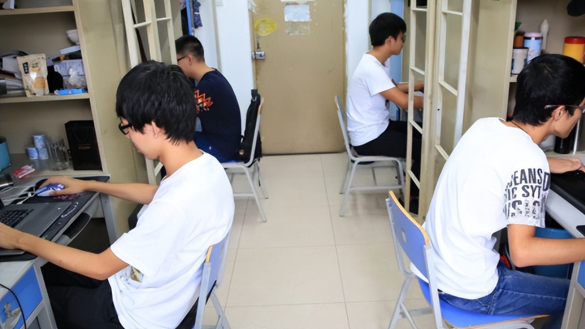 大学宿舍内大汗淋漓,室友态度强硬不让开空调,无知不自知才可怕