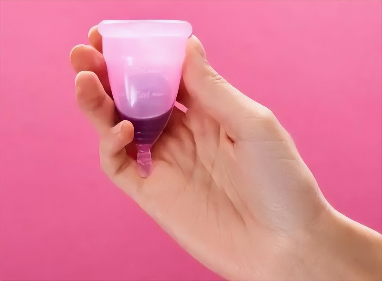 大姨妈量少黑褐色来了十几天,月经量少发黑时间长怎么让它干净