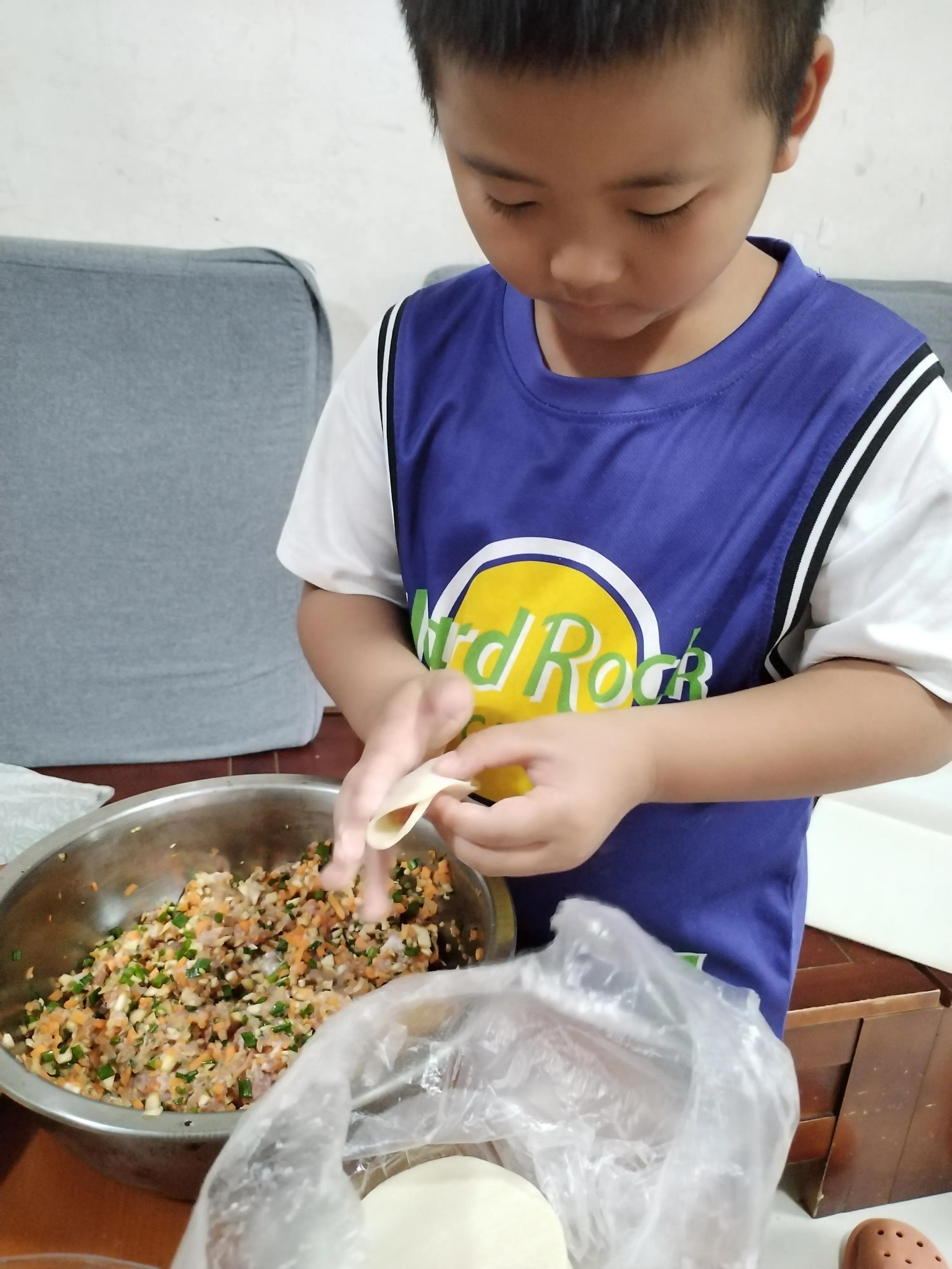学包饺子的宝宝,宝贝帮忙包饺子