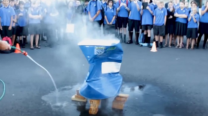 大气压为什么可能会压扁油罐车,大气压爆炸威力有多大