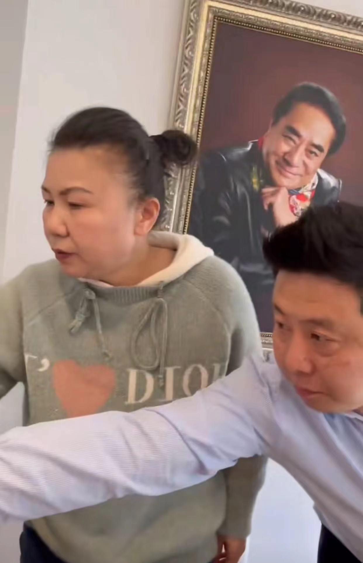 88岁“纣王”达奇定居澳洲！宴客吃披萨快餐，住宅堆满杂物显简陋