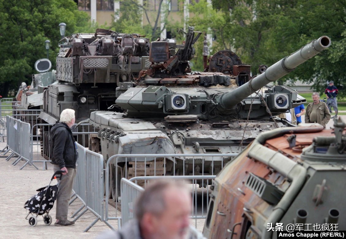 俄罗斯废旧*器武**在捷克展出，法国人意外躺枪遭鄙视