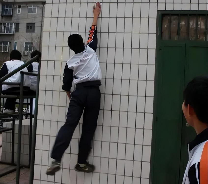 李亚诺中国断骨增高第一人,当年花16万断腿增高