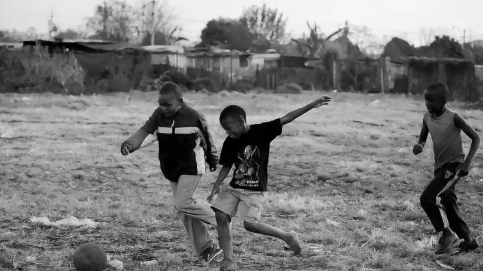 萨迪奥马内十个震撼进球,足球传奇人物马拉多纳