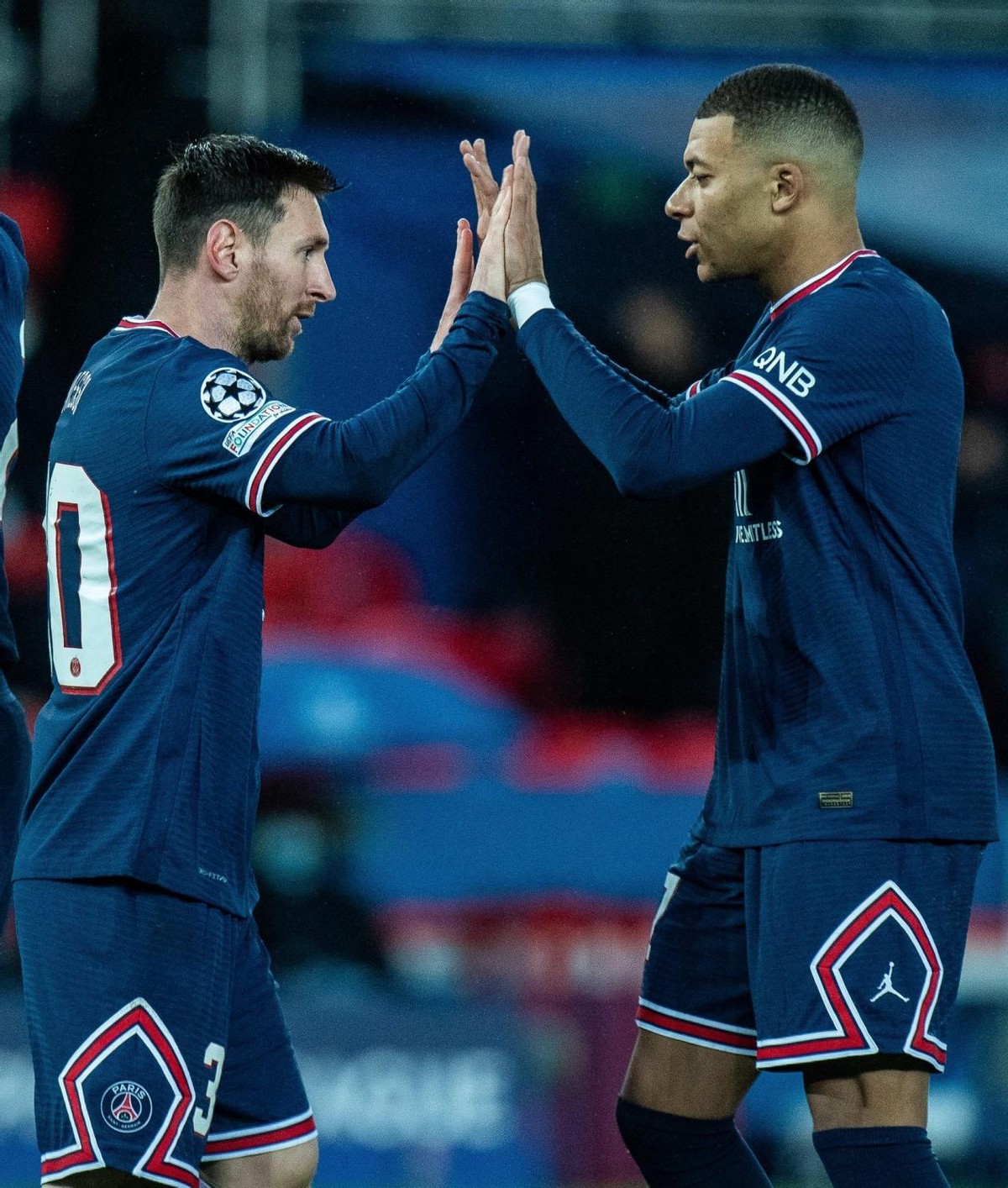 法国球星姆巴佩发声呼吁结束暴力,姆巴佩力挺李刚仁