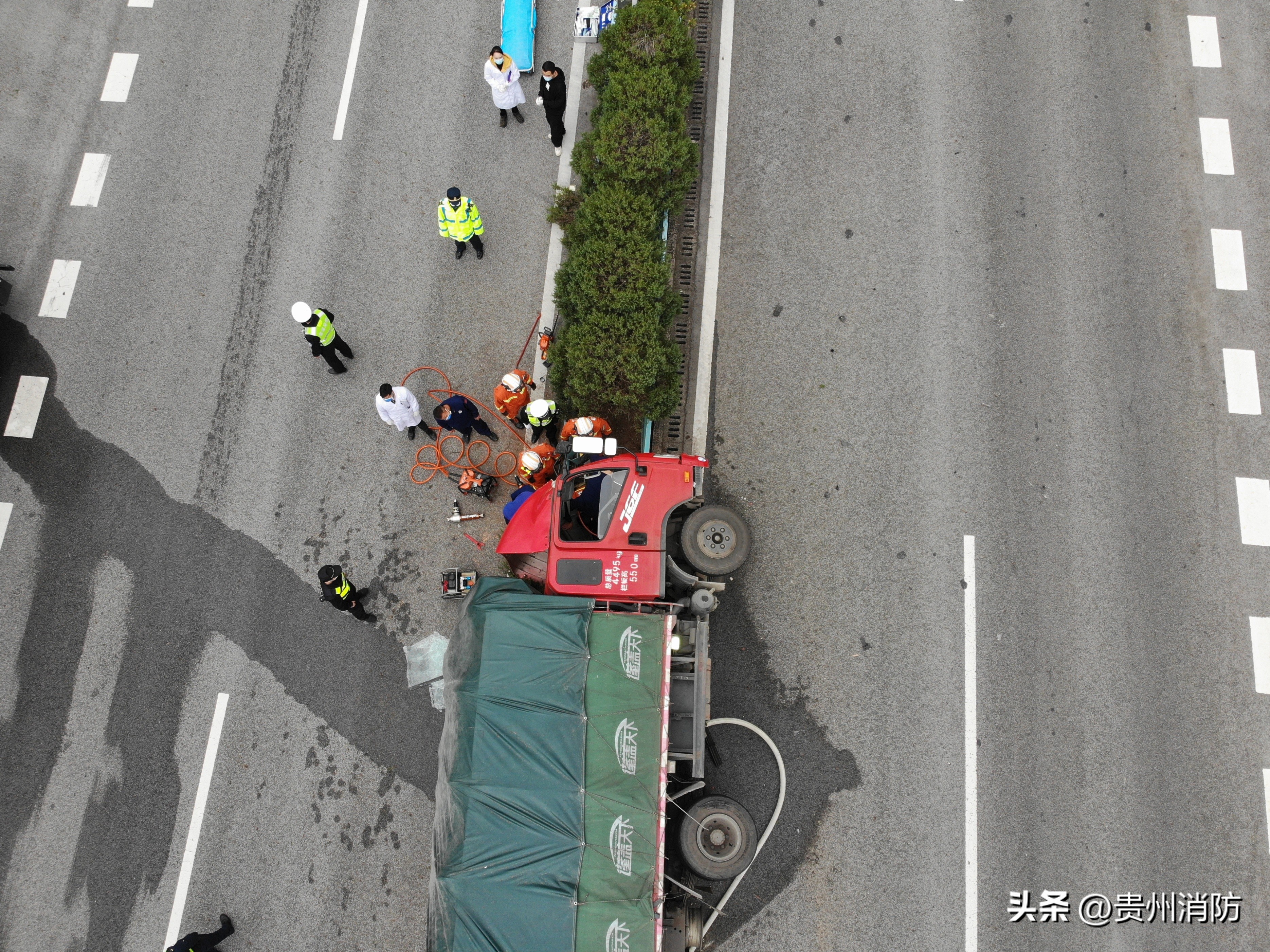货车爆胎侧翻路警救援,货车高速爆胎侧翻老司机惊险躲避