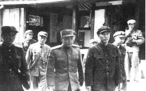 他是少将之首,毛主席为其改名,彭德怀:评他少将我顶多也就中将