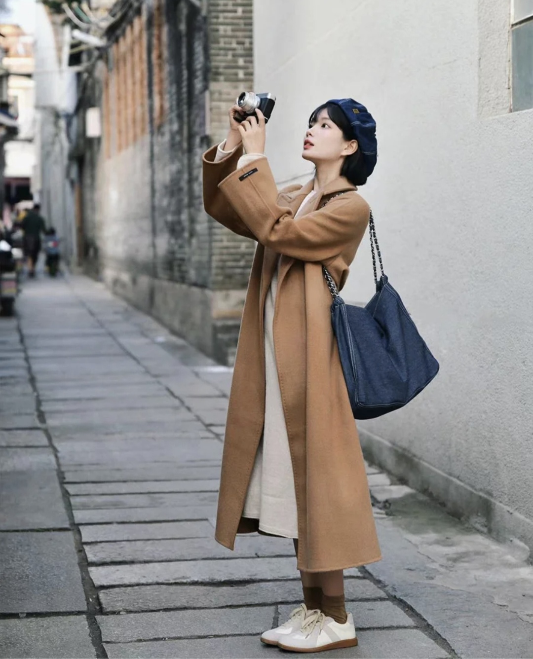 棕色的鞋子棕色大衣怎么搭配衣服,棕色大衣的穿搭技巧