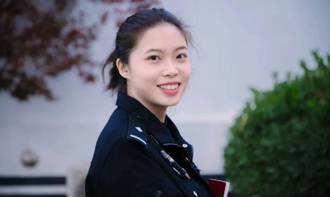 暖心警花在户籍窗口绽放,警营里的最美警花