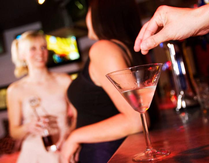 祸害女性的“液体快乐丸”是什么？几滴就会昏迷，不记得发生过程