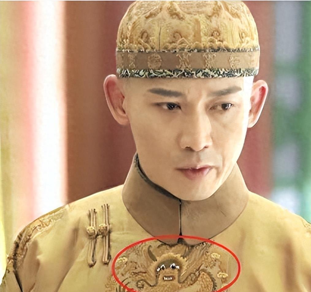 *绑捆**露大胸、台词乱来，这些“*辱侮**”观众的剧情，真把观众当傻子