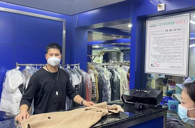 女子称6000多元的衣服被洗坏！商家：胶水不是你自己弄的吗？