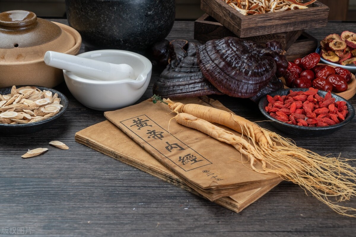 请你开方：她子宫内膜18mm,十余天经净，你开啥方子？