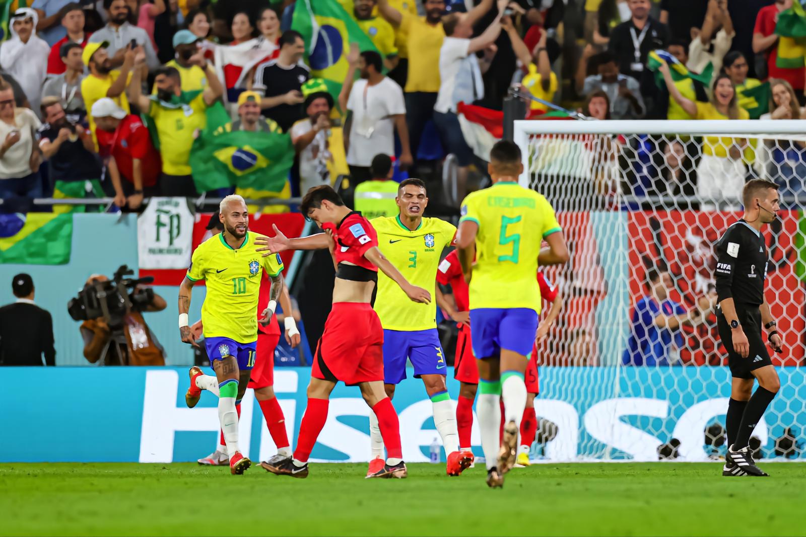 韩国球迷用7比1嘲讽葡萄牙,韩国4-1输巴西后韩国球迷的反应