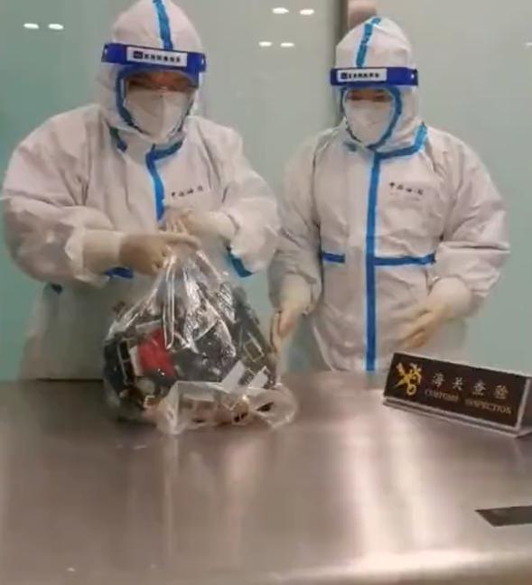 男旅客带100多支口红入境被查,男游客带160支口红入境被查