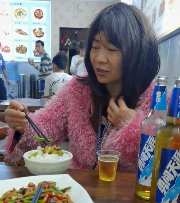 广东一流浪女“红姐”怀孕，男朋友才19岁，两人大大方方秀恩爱