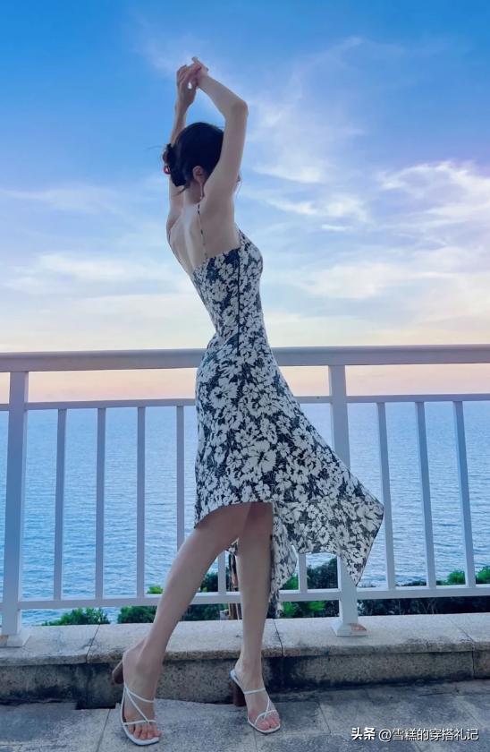 今年爆火吊带裙,最近很火的印花裙子