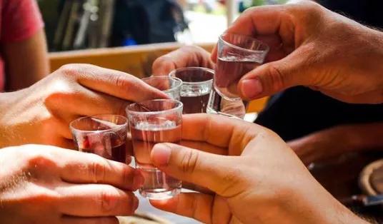 亲戚送礼一般都买什么礼品,亲戚家里请客送什么礼物