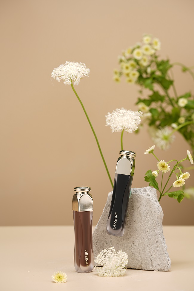 刷出迷人电眼的浓密纤长睫毛膏,浓密不晕染自然易上色卷翘睫毛膏