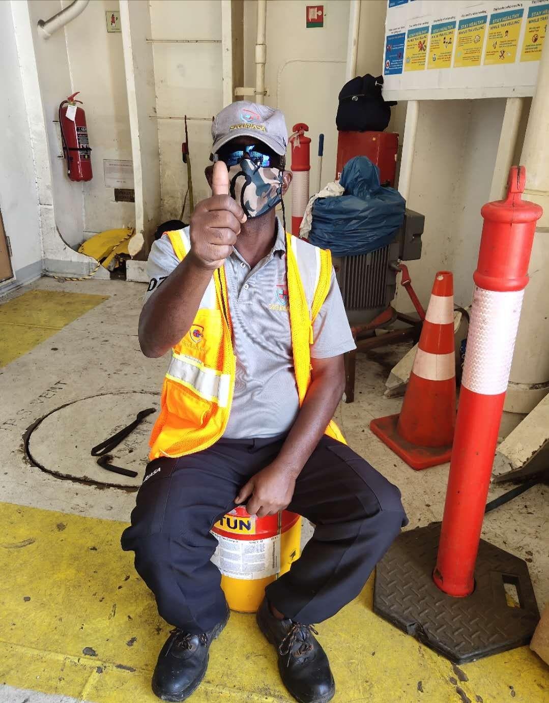 欺人太甚！船到南非，船员的好心行为遭遇女人无故找事，做人太难