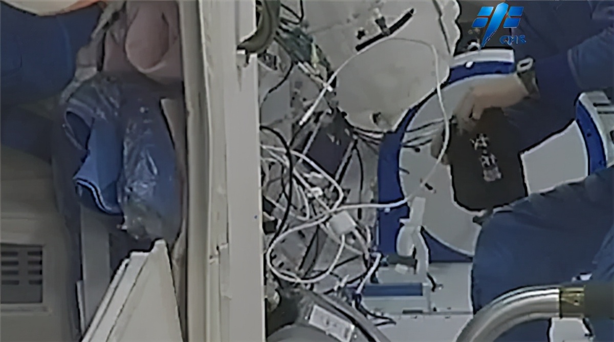 神十三航天员体验太空针灸,神十三航天员能在太空玩手机吗