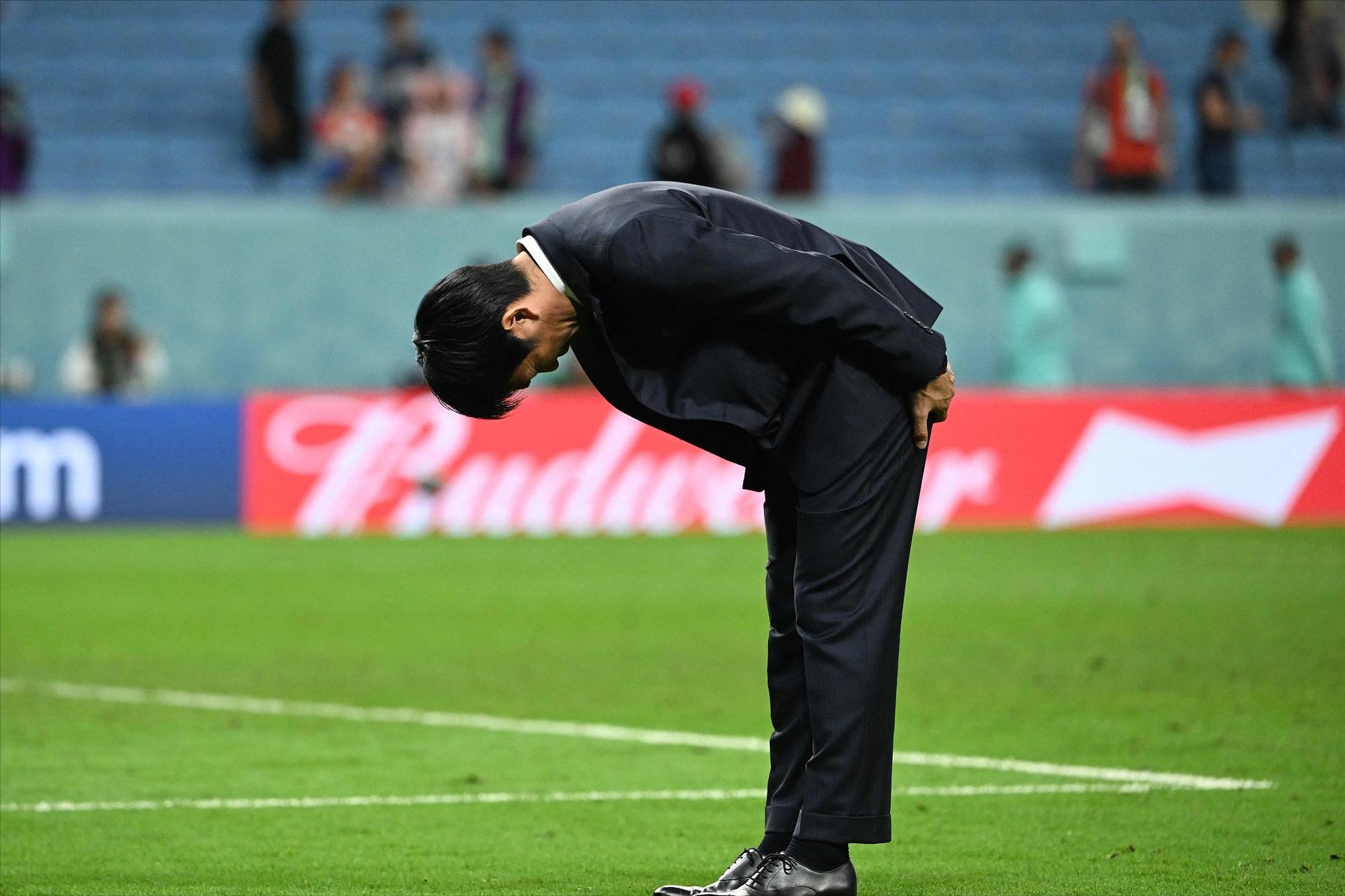 日本投降平民跪地痛哭,日本被淘汰球员痛哭