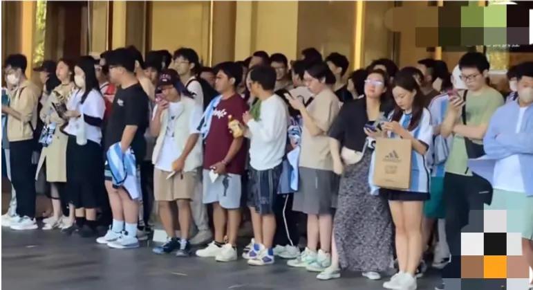 梅西到北京,梅西在北京高举双手鼓掌致意球迷