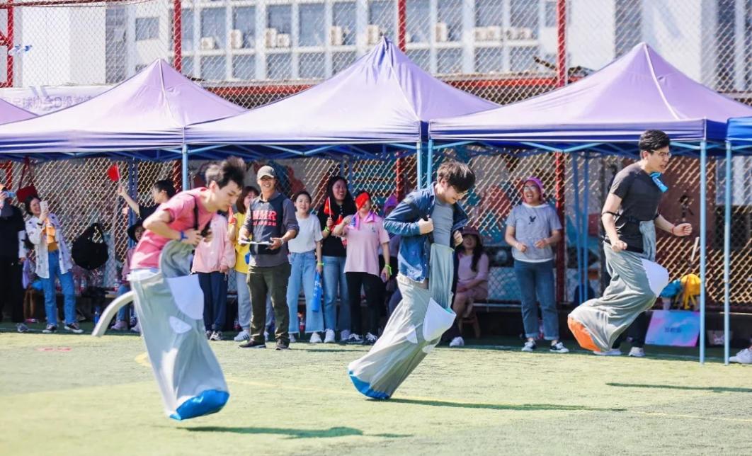 团建趣味飞机游戏怎么玩,趣游研学营