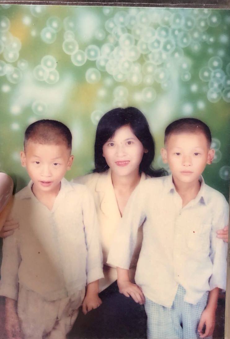 他坐牢27年后，被无罪释放，获赔496万元，如今55岁，又结婚了