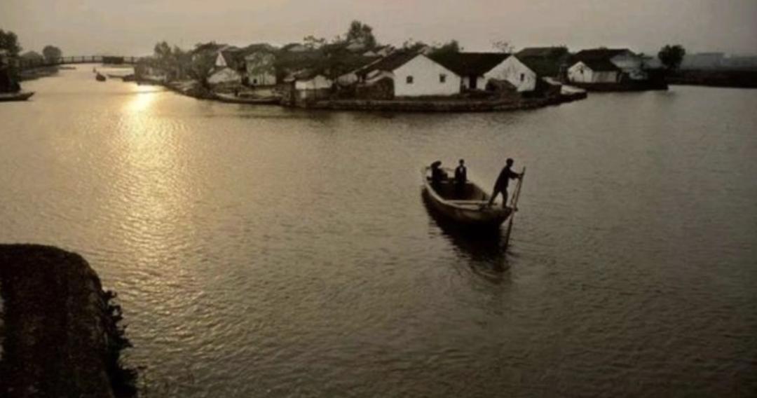 曾是风光无限的江南名城，如今夹在两大哥中间，沦为了小透明？