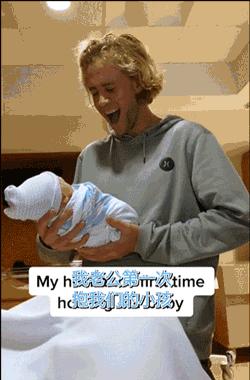 孩子出生后第一个人谁抱最好,孩子出生时谁先抱很重要