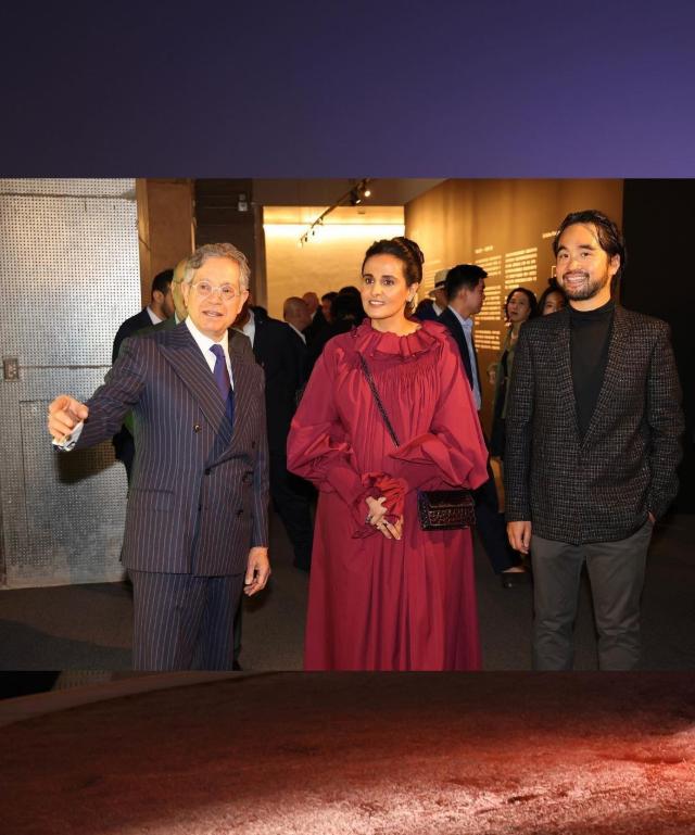 莫扎长女玛雅莎公主，一身印花长袍香港看展，又该拿50亿买买买了