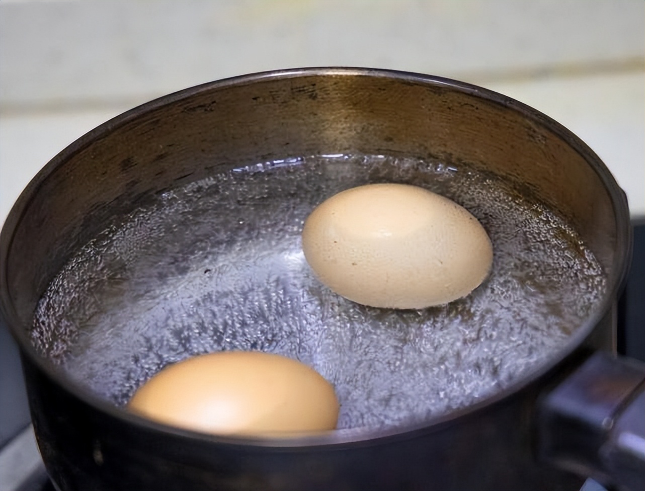 每天早晨一个水煮鸡蛋对肝的好处,每天早上吃2个鸡蛋对肝有损害吗