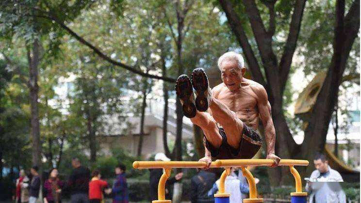 公园里那些隐藏的民间高手,盘点公园硬核健身大爷