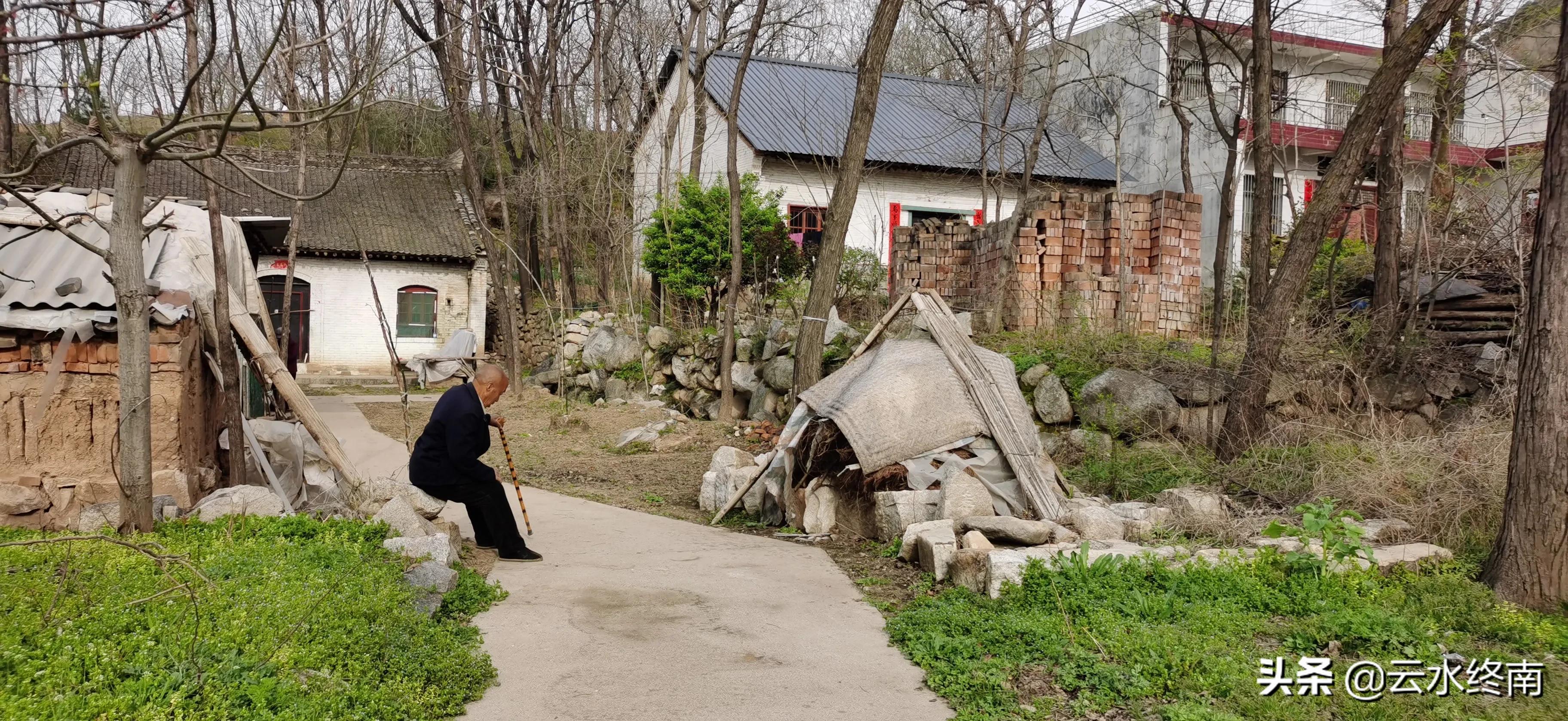野逛桐花沟，我想欺骗一个老汉却被识破，不料却发现了一个峪口