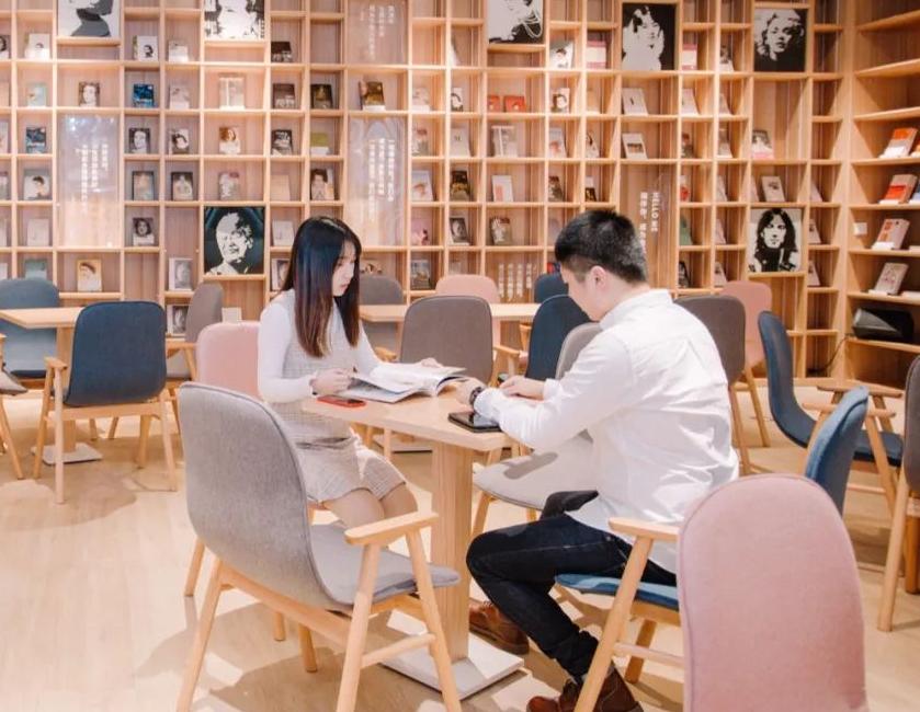 浪漫邂逅的故事,一场浪漫邂逅的爱情故事