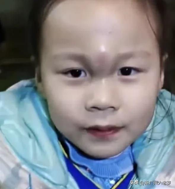 安徽拜年磕头磕哭,小女孩磕头拜年把头上磕了个包