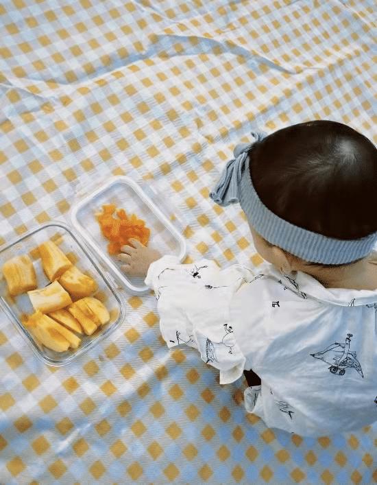 张馨月晒小公主照片,张馨月晒海边游玩照