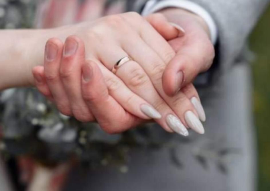 留守妇女出轨案被婆婆发现,女子婚内出轨被丈夫公公发现新闻