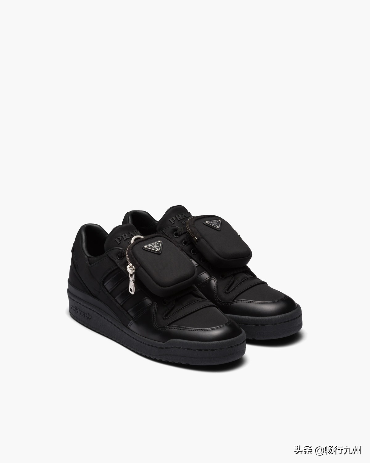 背着迷你包的Forum鞋、渔夫帽、运动服adidasPrada联名系列