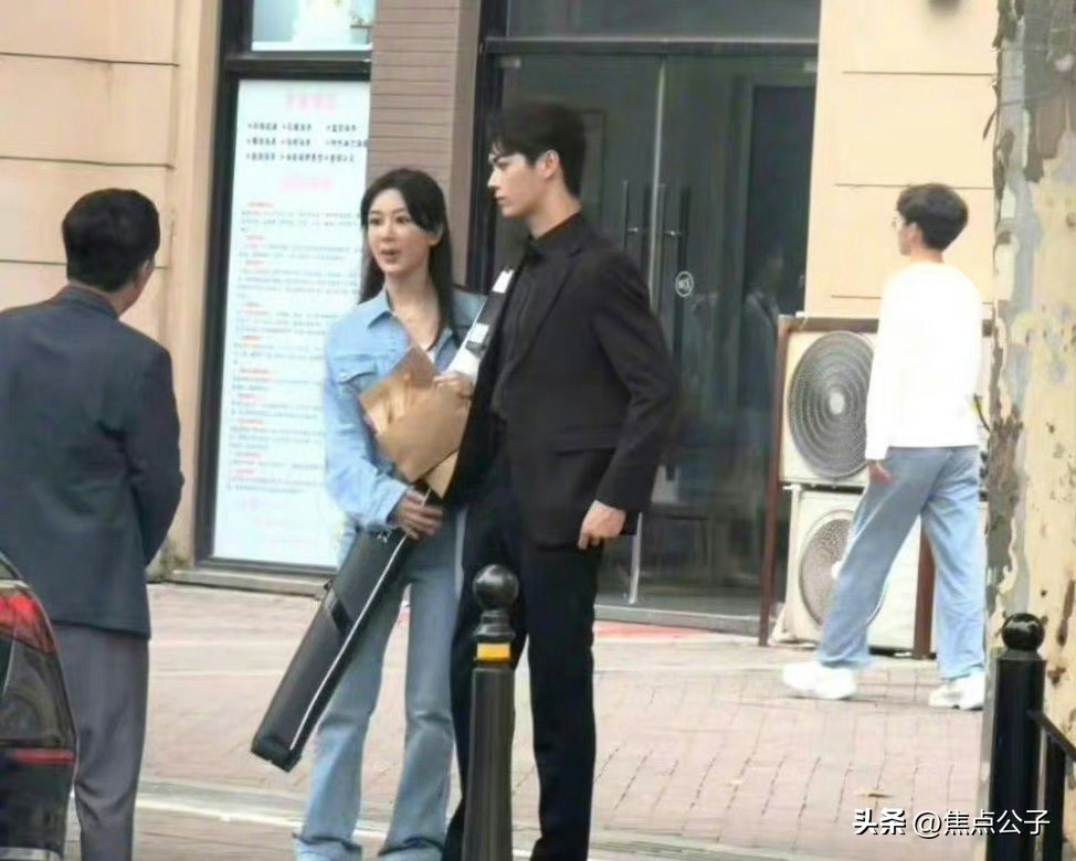 杨紫最新杂志表现,杨紫现在的时尚资源