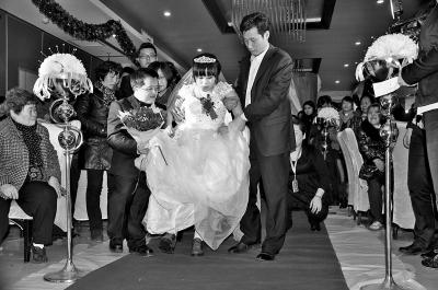 小腿巨粗的女孩,河南女子患病腿粗如大象