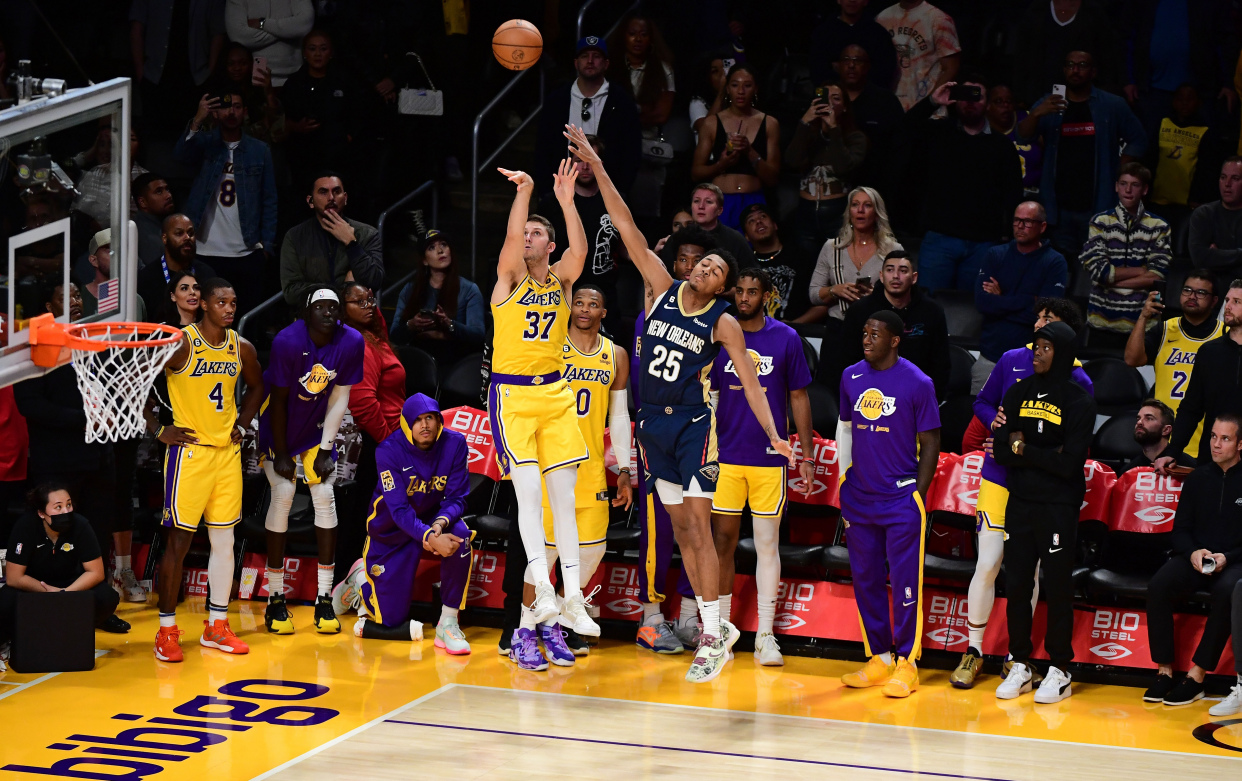 湖人vs鹈鹕莱恩简介,莱恩绝平三分球迷退场