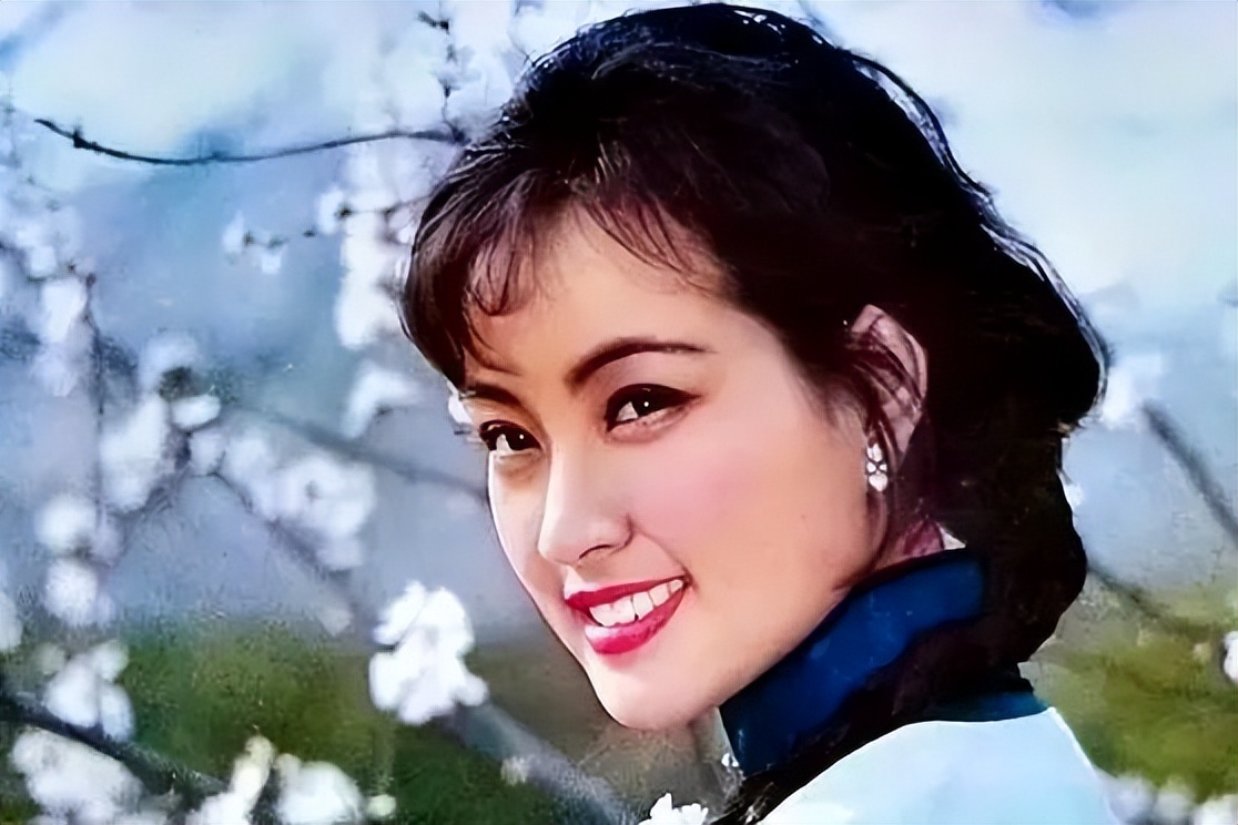 刘晓庆浓妆艳抹扮嫩失败,67岁刘晓庆近照曝光面容苍老