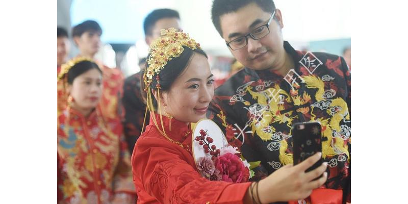 56岁阿姨：我爸和继母恩爱50年，继母去世，我才知道一切都是假象