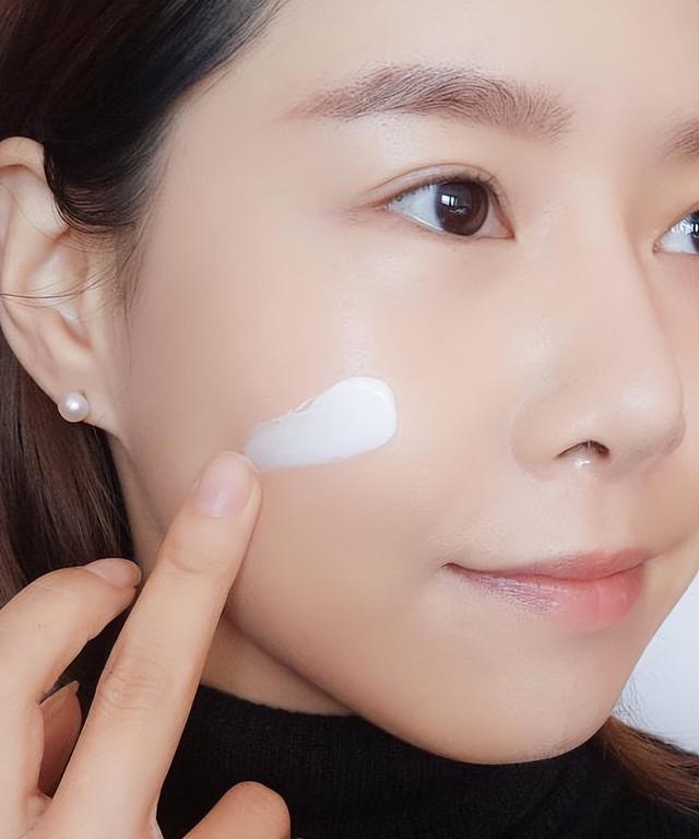 为什么涂了粉底液更容易出油了,脸涂上粉底一会都吸收了怎么办