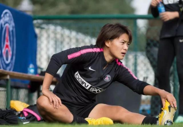 足球运动员王霜,王霜被谁养大的