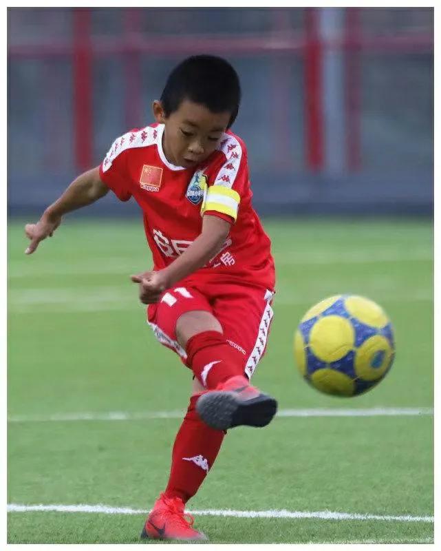 放弃北大加入青训,放弃清华选择国外青训足球