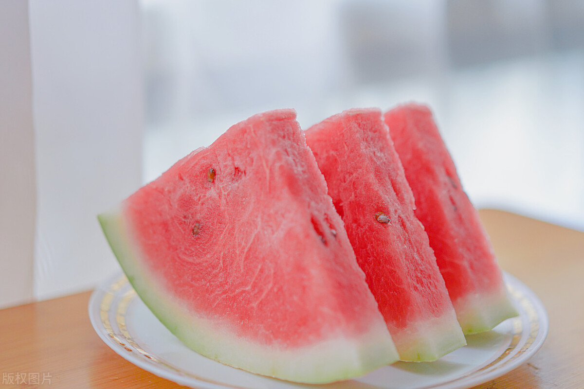 夏天喝温水祛湿气吗,夏天脾胃虚寒的人泡什么喝